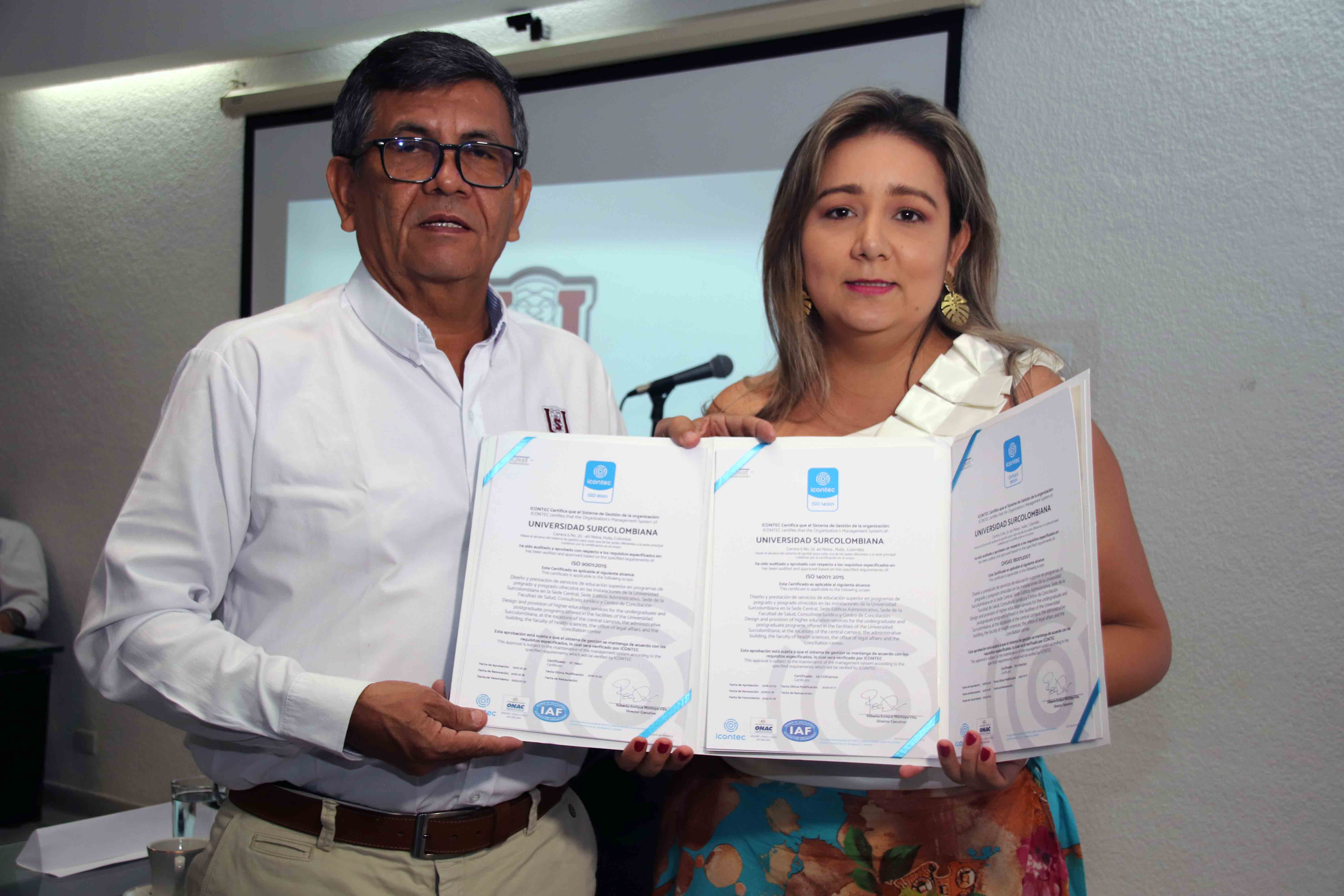 Rector (e) de la Universidad Surcolombiana, Pablo Emilio Bahamón Cerquera, junto a Gloria Morales, delegada del Icontec para Huila y Caquetá.